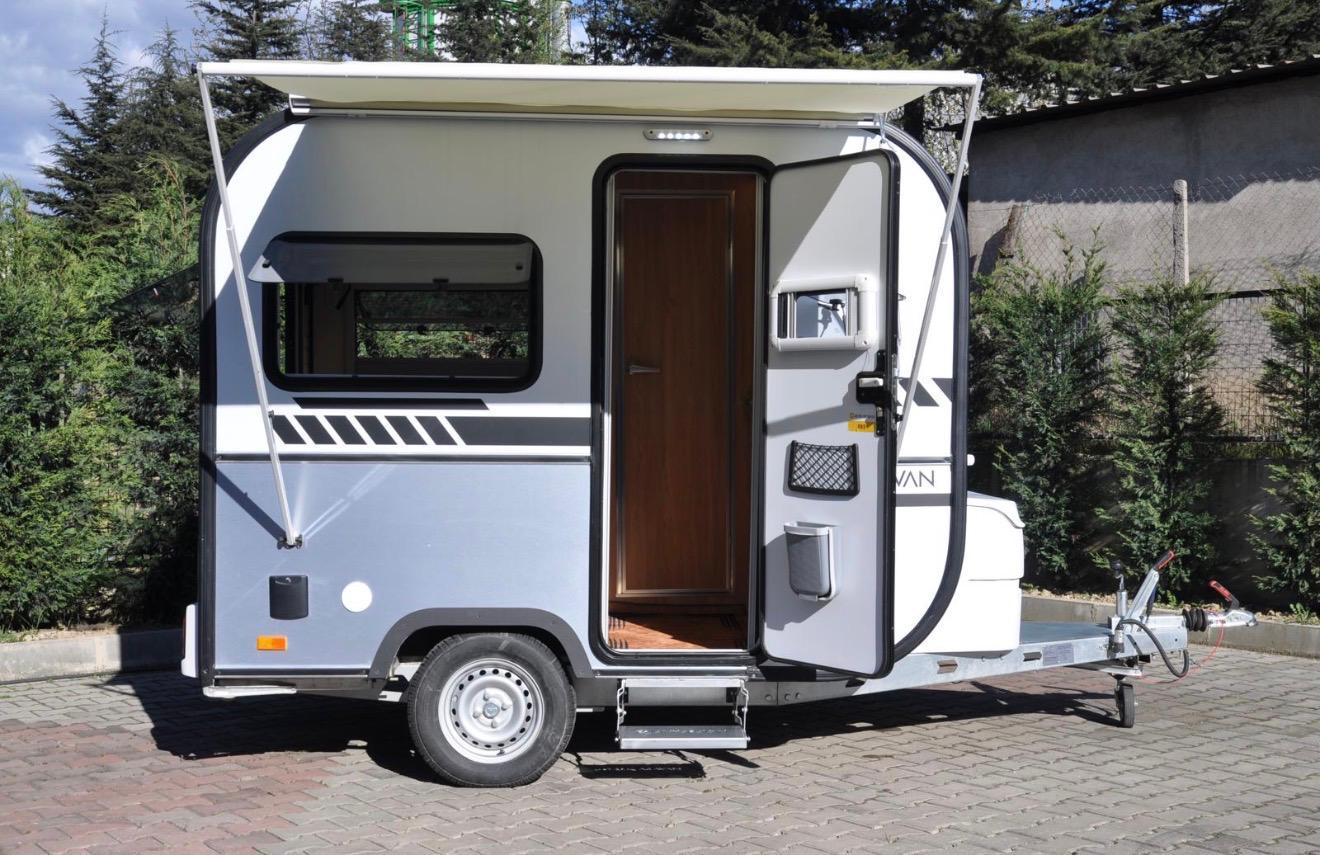 Kompakter Mini-Karavan von der Seite